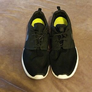 Nike roshe black/white size 12